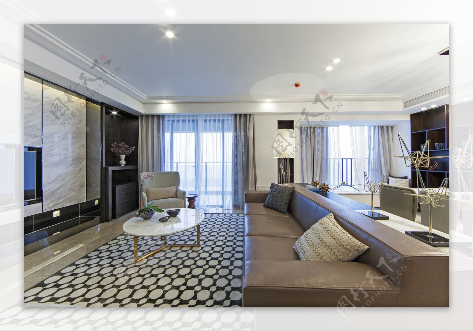 现代时尚浅褐色皮质沙发客厅室内装修效果图