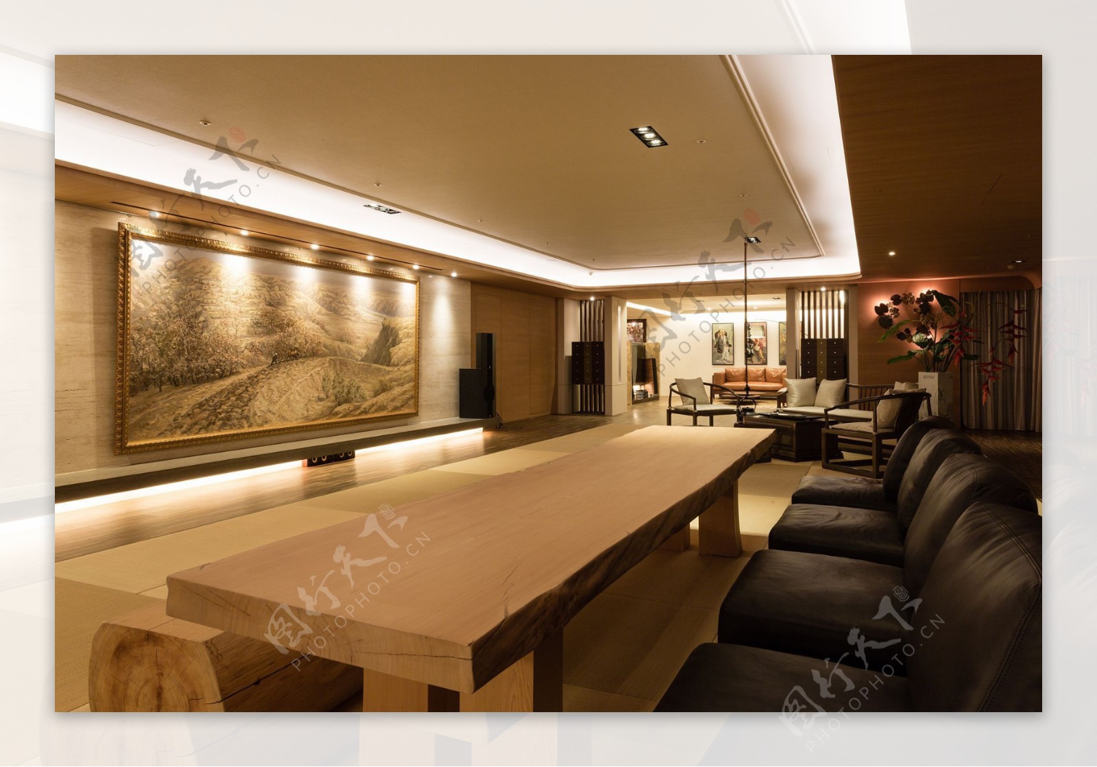 现代时尚客厅金色挂画室内装修效果图