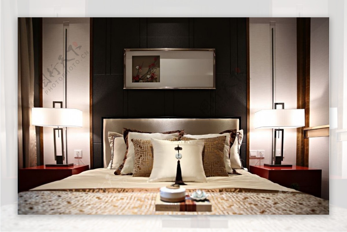 现代时尚卧室白色台灯室内装修效果图