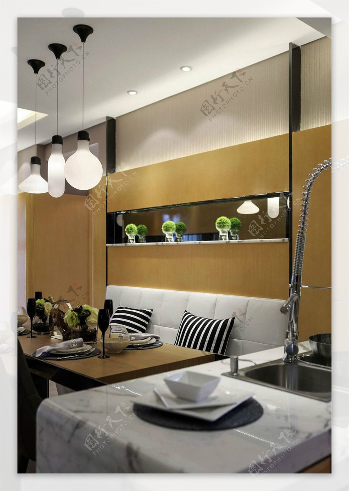 现代时尚客厅白色灯泡吊灯室内装修效果图