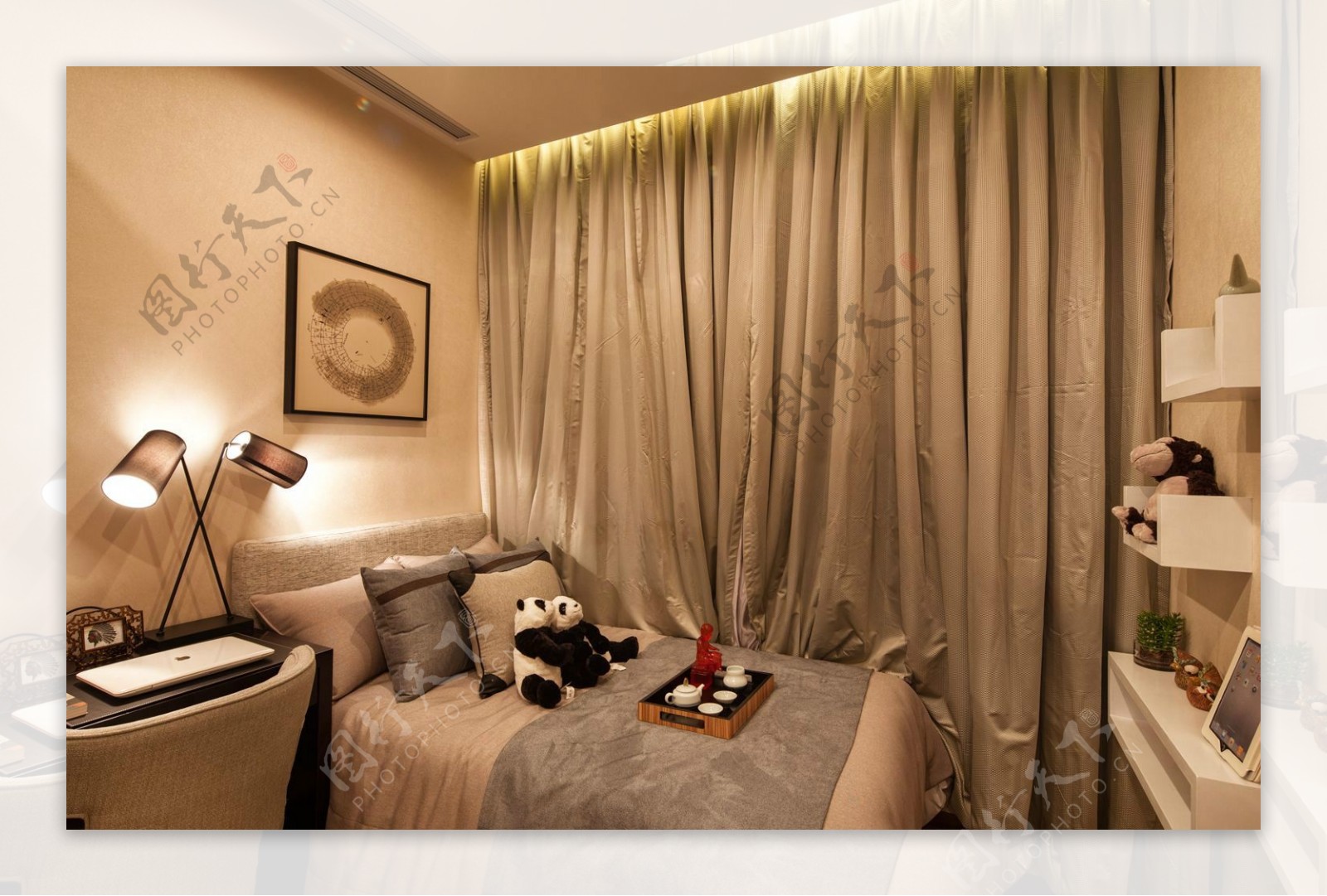现代时尚金色窗帘卧室室内装修效果图