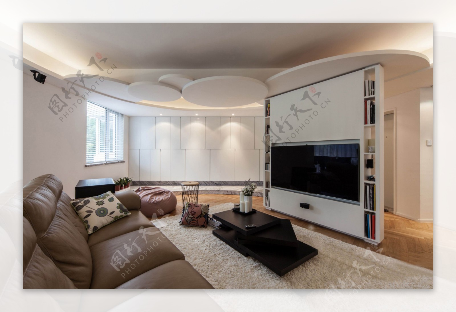 现代时尚客厅深褐色皮质沙发室内装修效果图