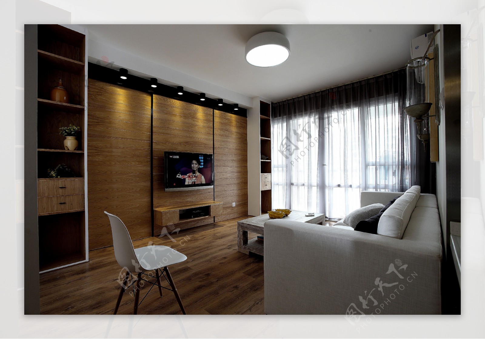 现代时尚客厅亮色木制背景墙室内装修效果图