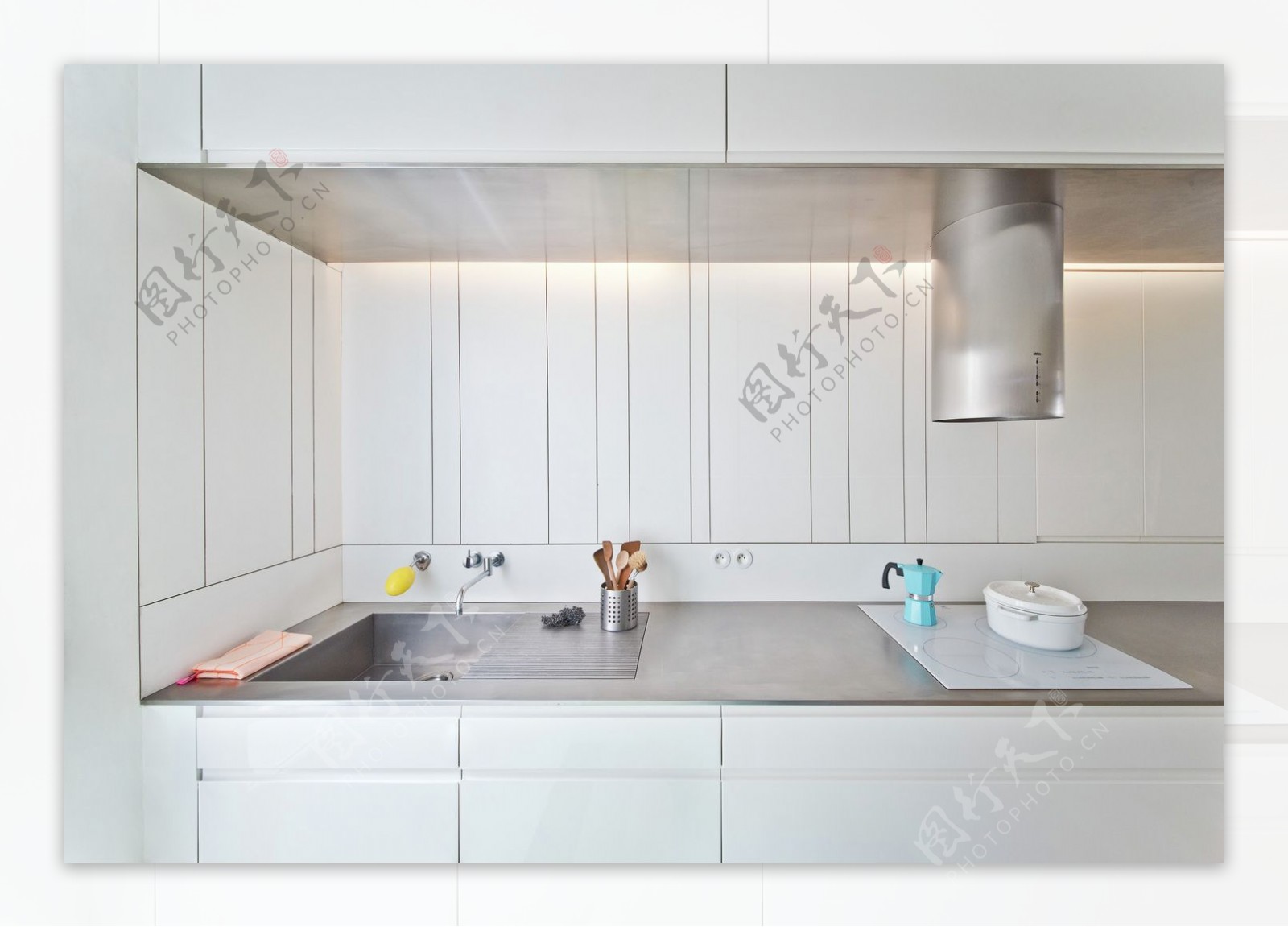 现代风格厨房白色橱柜装饰设计图片_装信通网效果图
