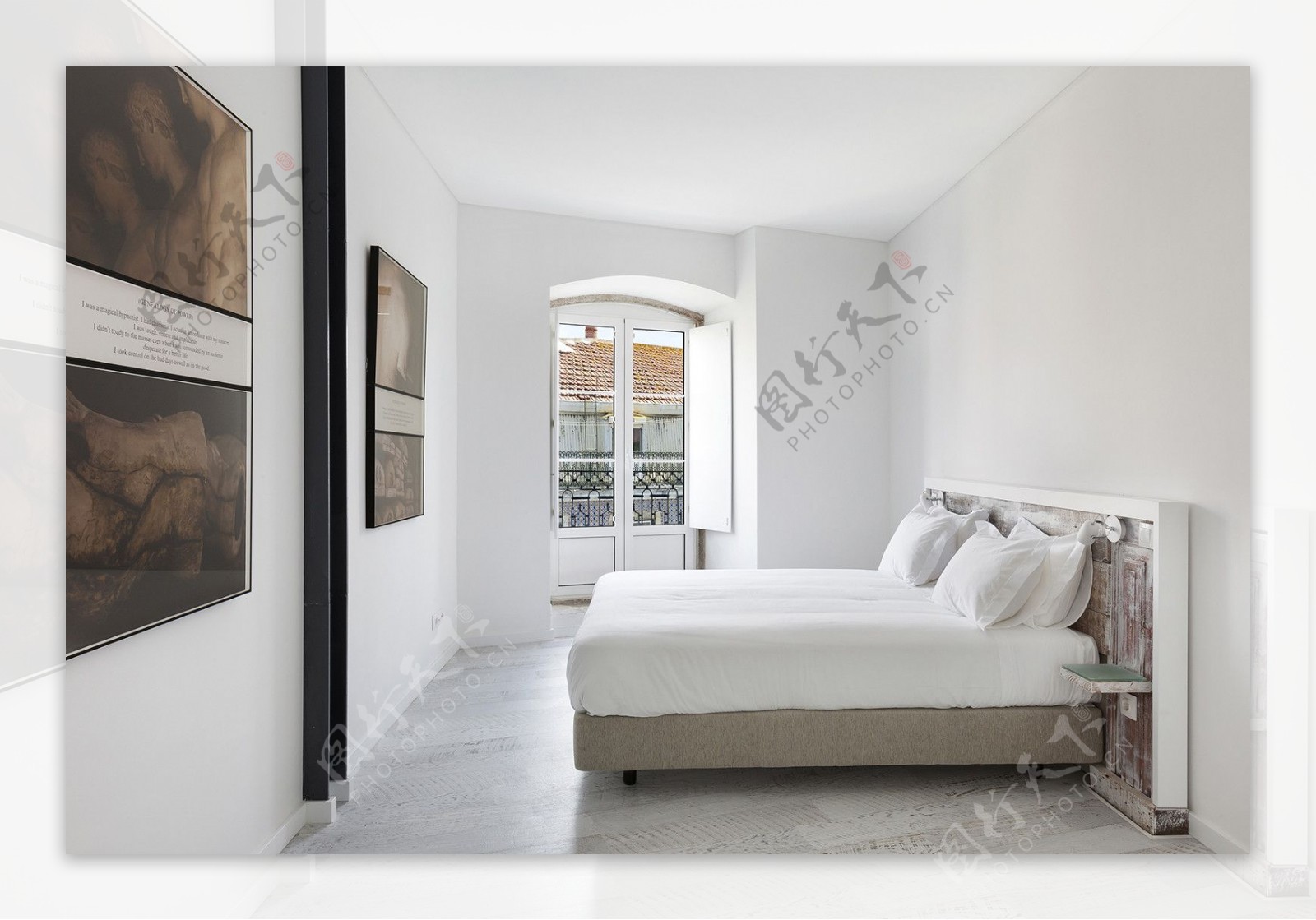 现代极简白色系卧室褐色挂画室内装修效果图