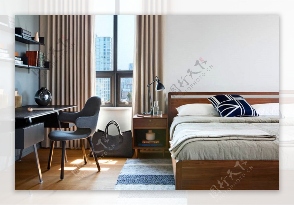 现代简约卧室浅褐色窗帘室内装修效果图