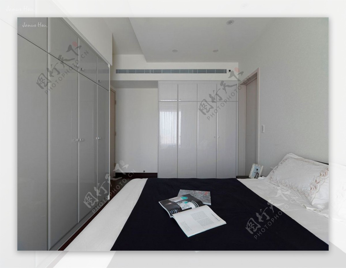 现代简约卧室白色亮面衣柜室内装修效果图