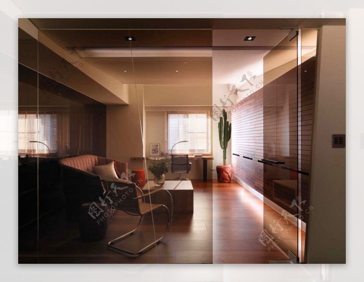 现代雅致客厅玻璃隔断室内装修效果图