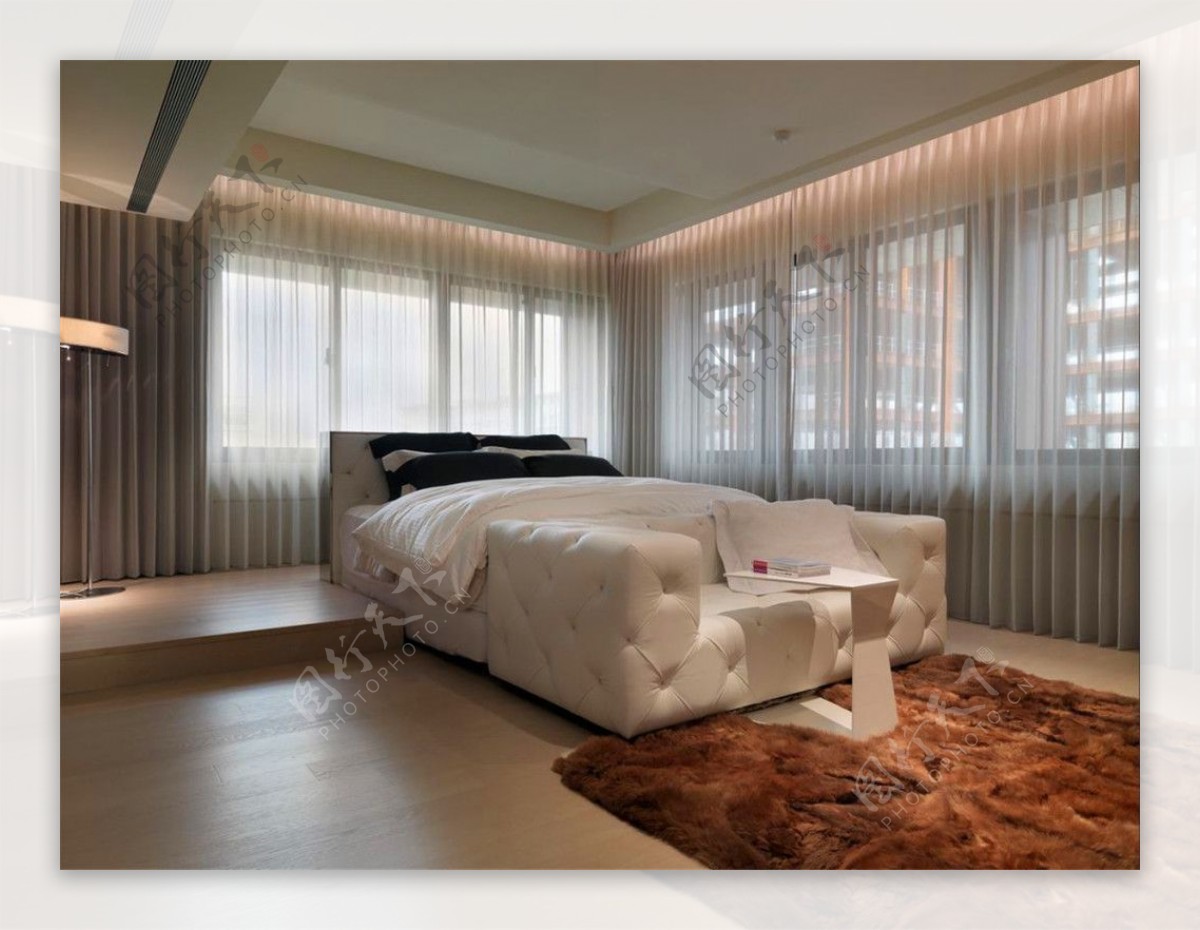 现代时尚卧室金褐色地毯室内装修效果图