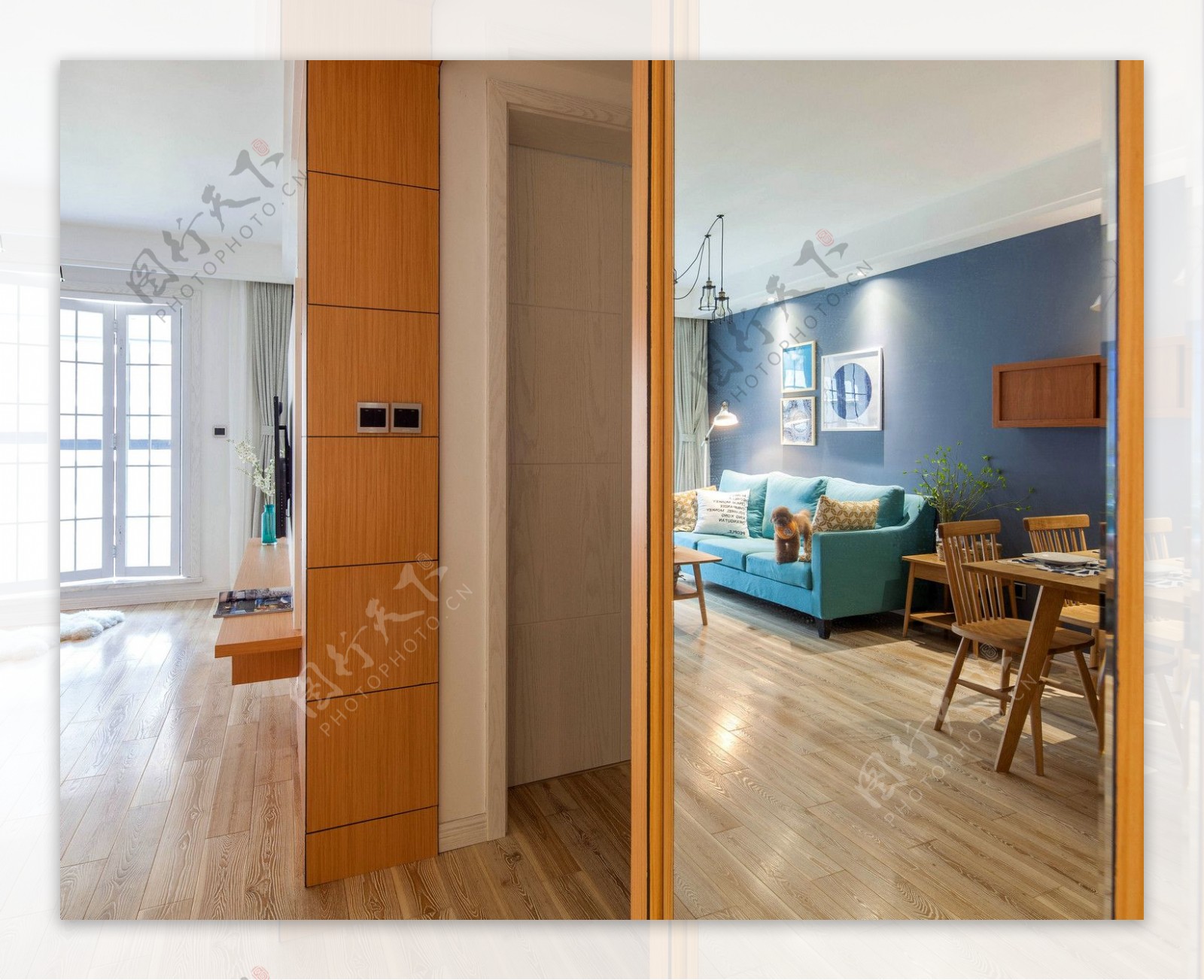 现代时尚客厅亮蓝色背景色室内装修效果图