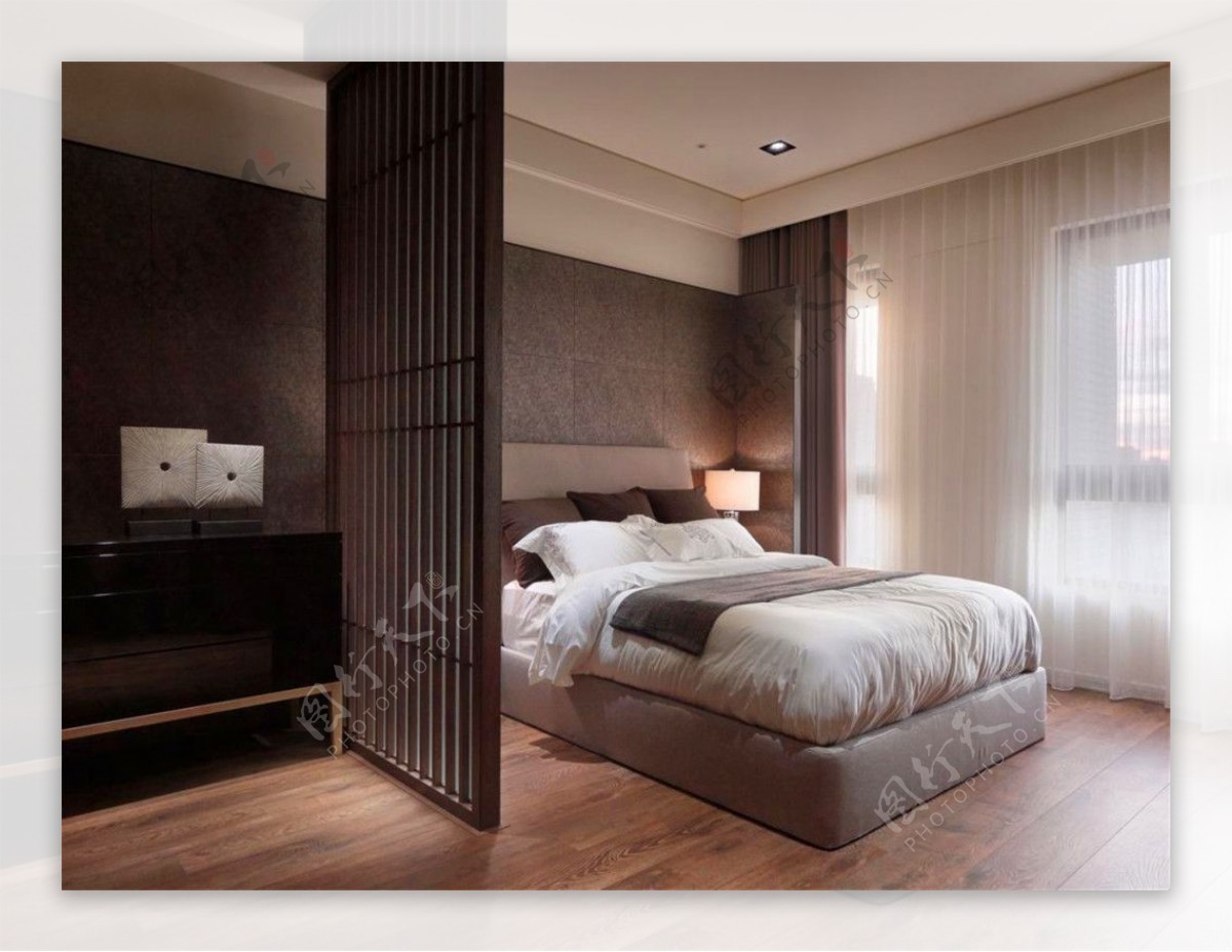 现代时尚卧室褐色木制隔断室内装修效果图