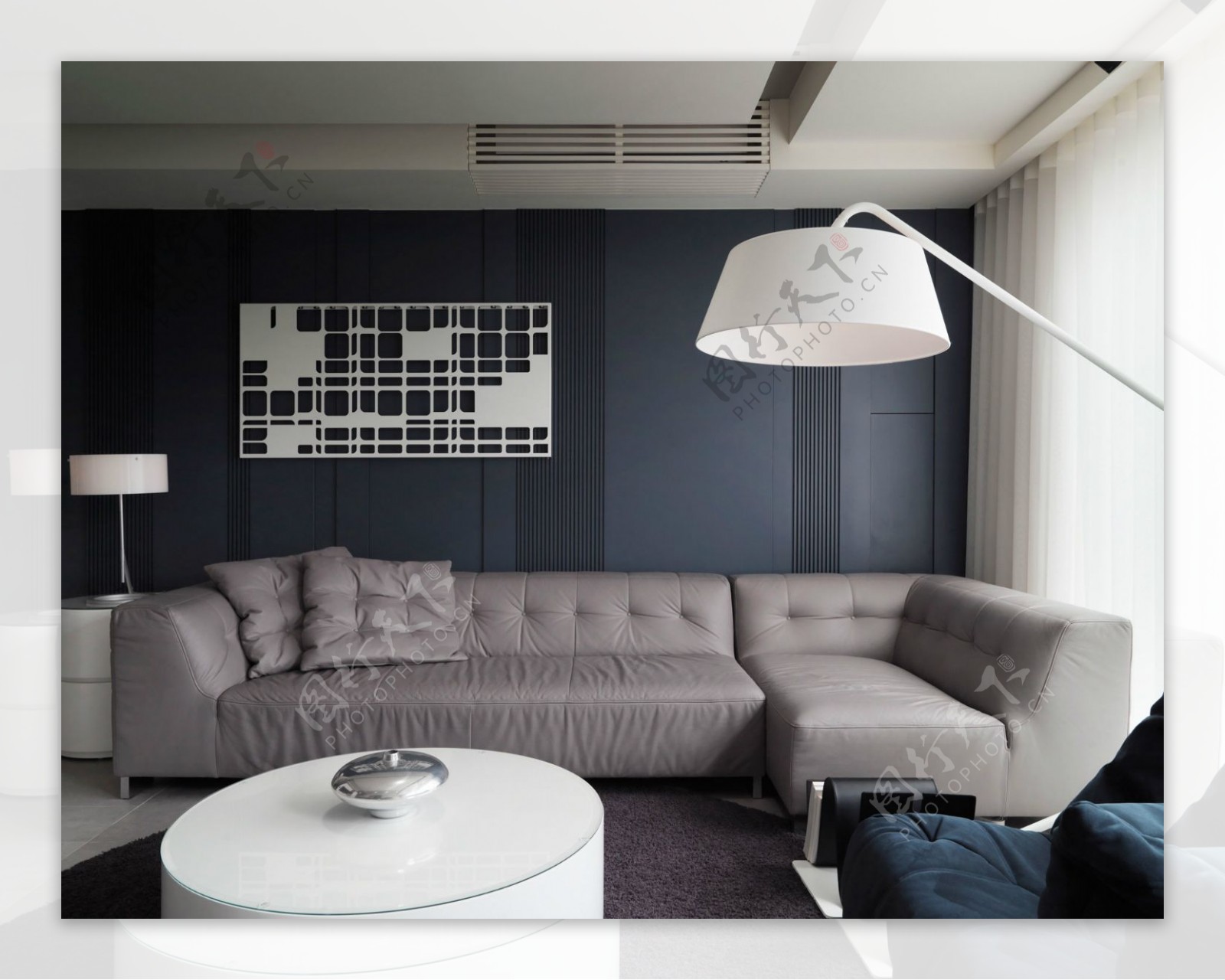 现代清雅客厅深蓝灰色背景墙室内装修效果图
