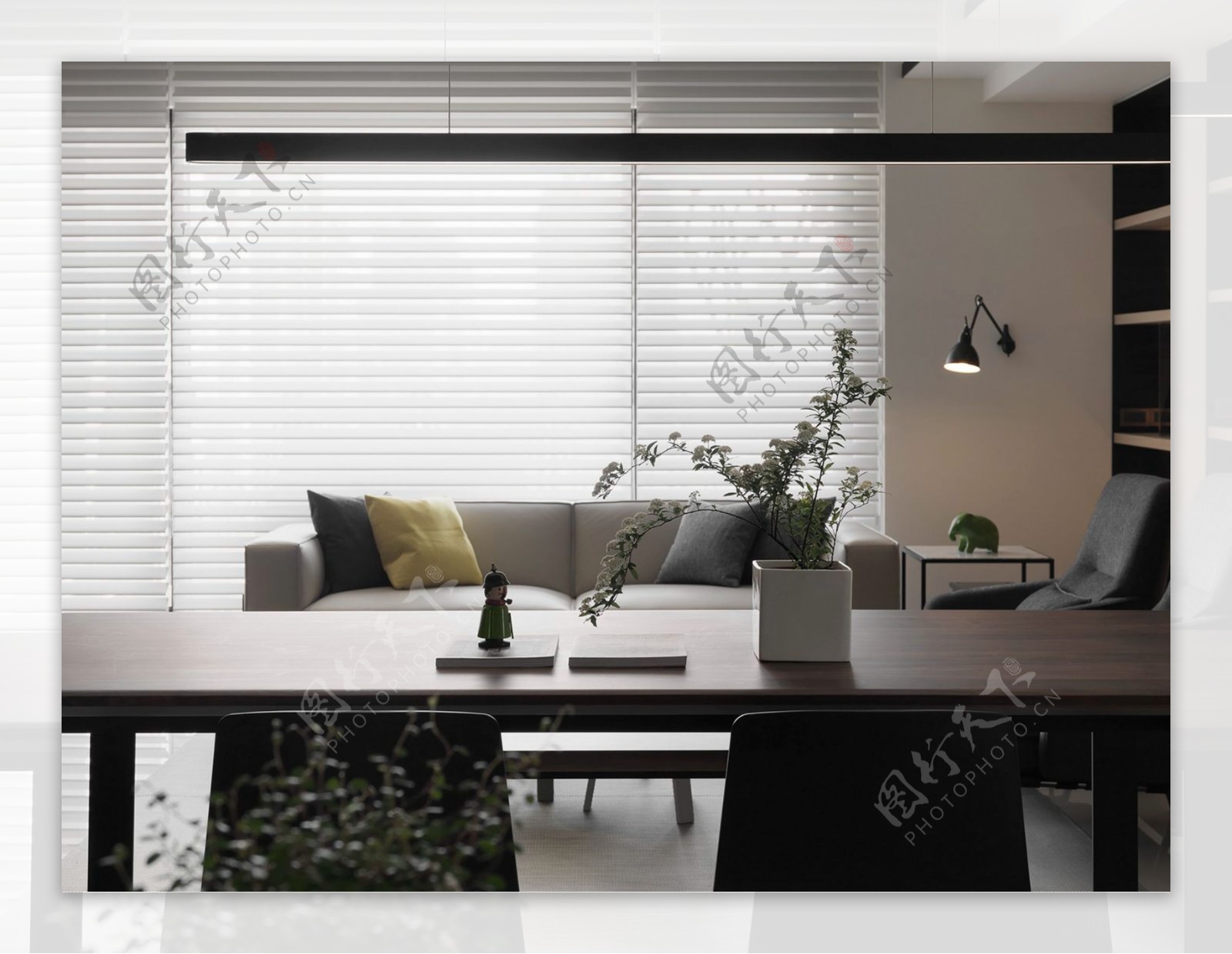 现代轻奢客厅白色百叶窗室内装修效果图