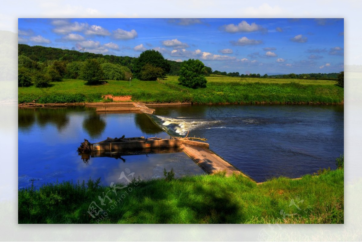 英格兰河流草地