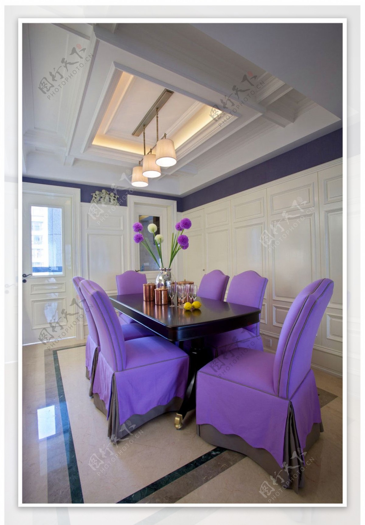 现代时尚客厅亮紫色餐桌室内装修效果图