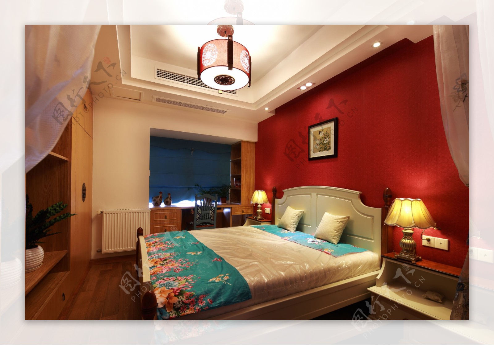 现代时尚卧室鲜红色背景墙室内装修效果图