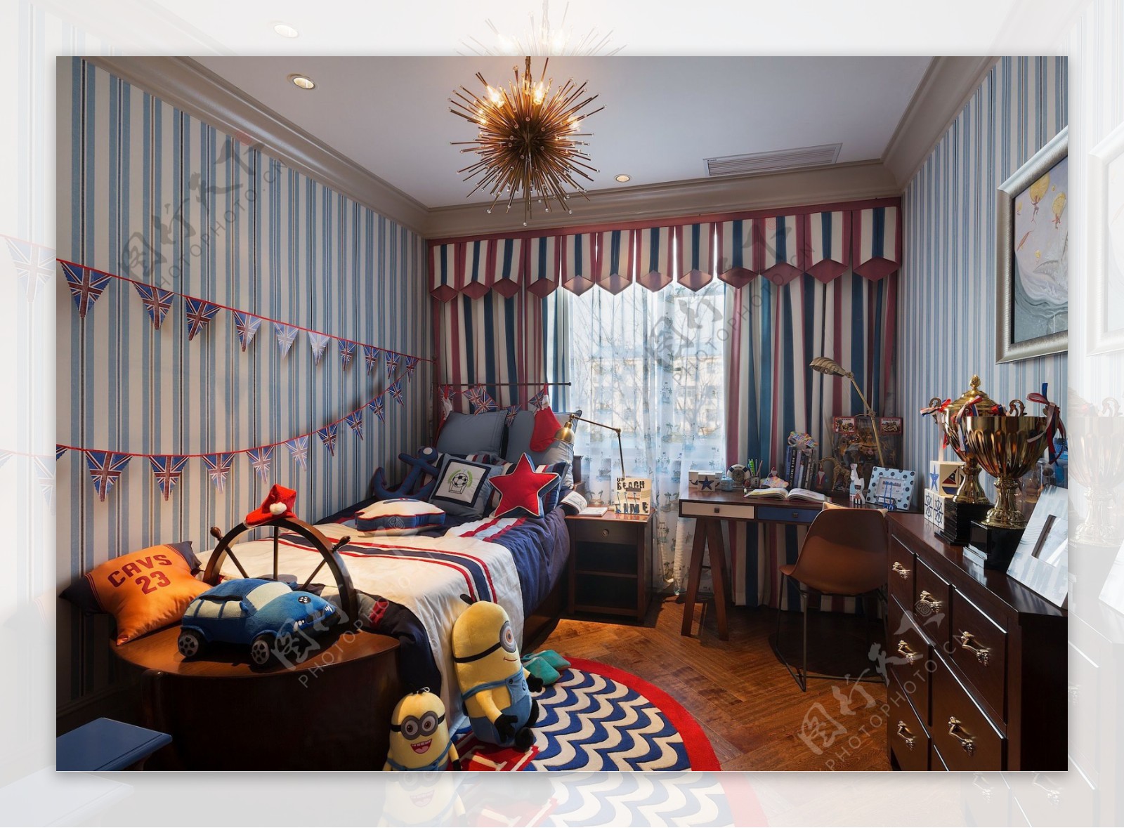 现代时尚卧室蓝色条纹背景墙室内装修效果图