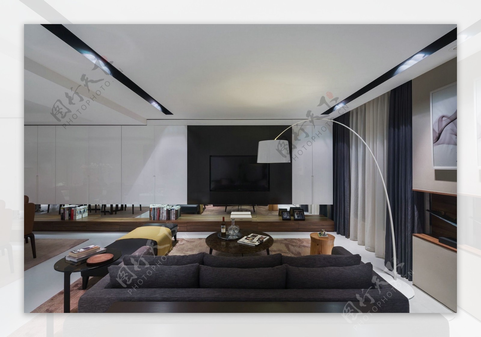 现代客厅深色布艺沙发室内装修效果图