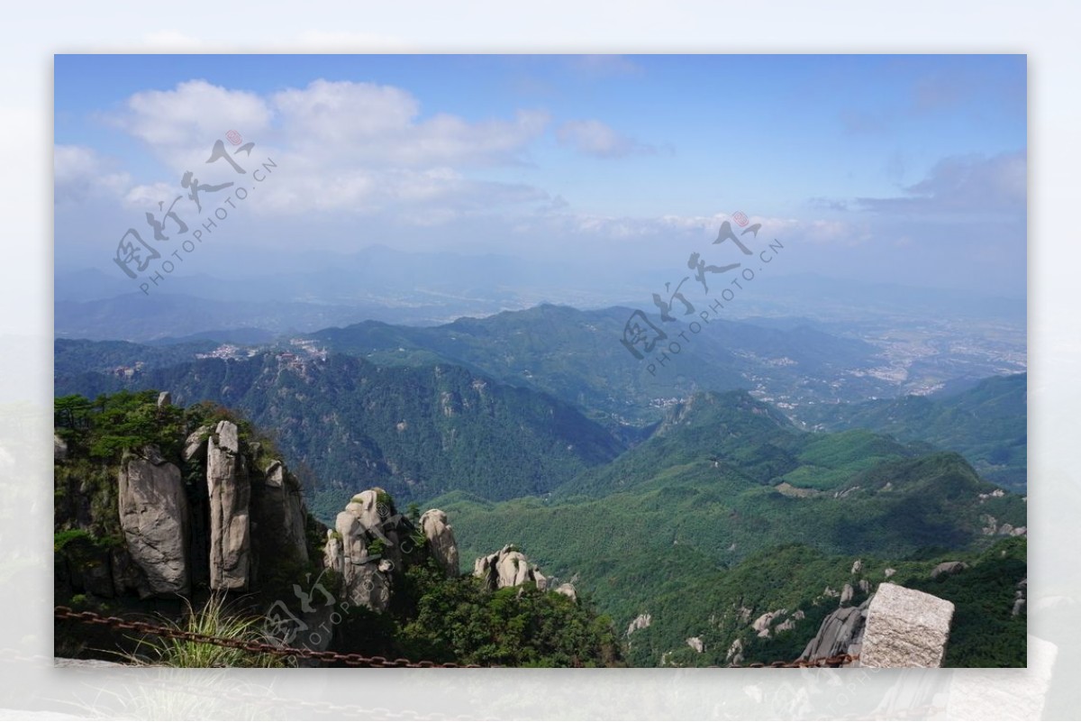 陡峭的山峰