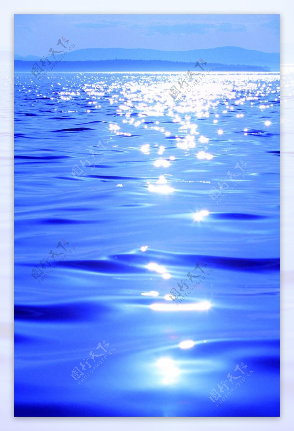 波光粼粼水面蓝色阳光钻