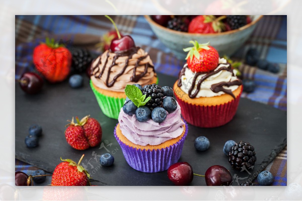 糕点草莓黑莓樱桃蓝莓纸杯蛋糕食