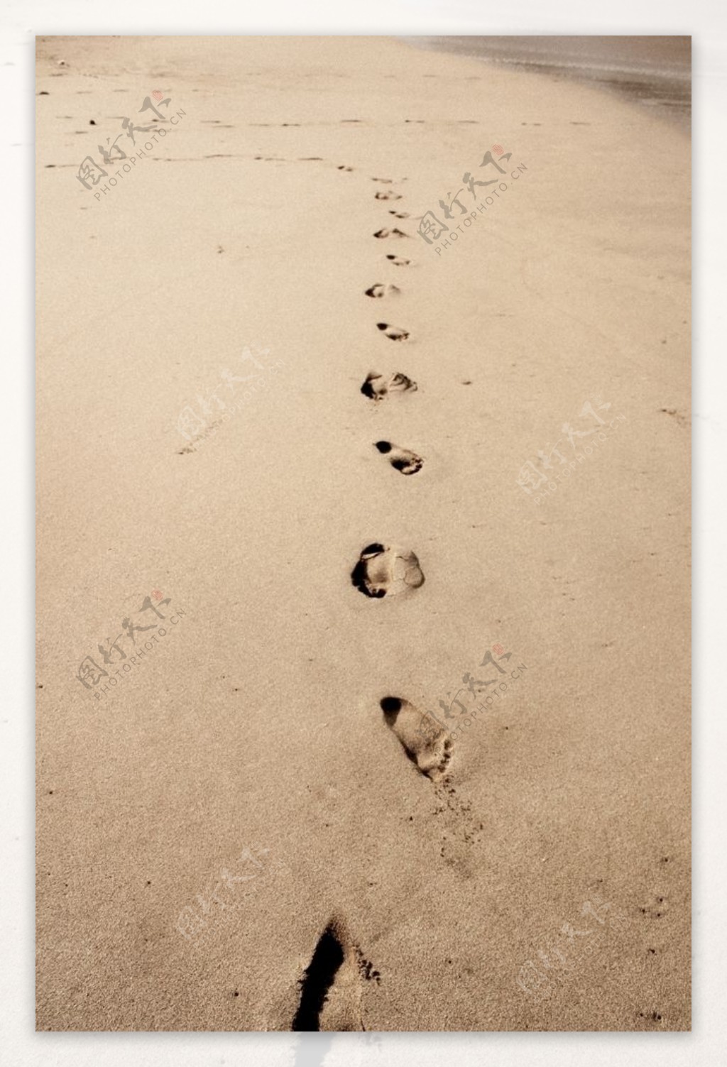 沙滩脚印高清摄影