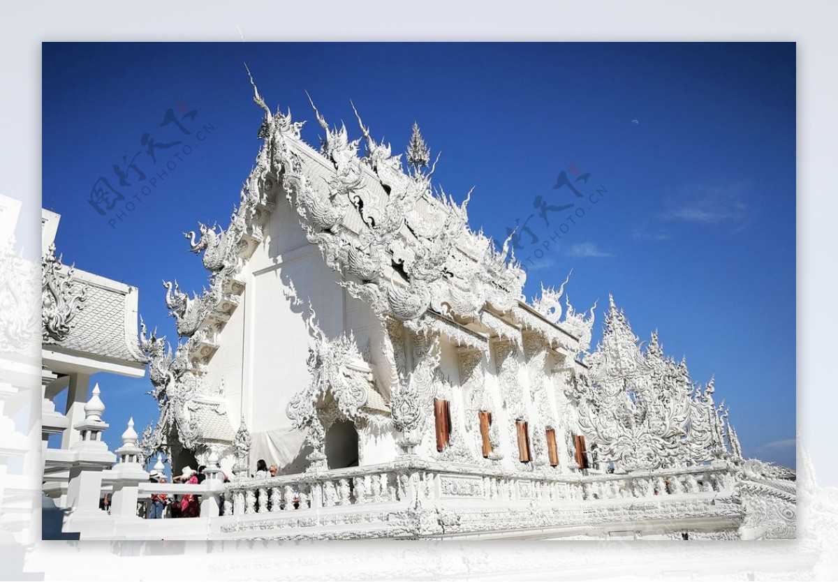 泰国碧蓝天空下的白庙