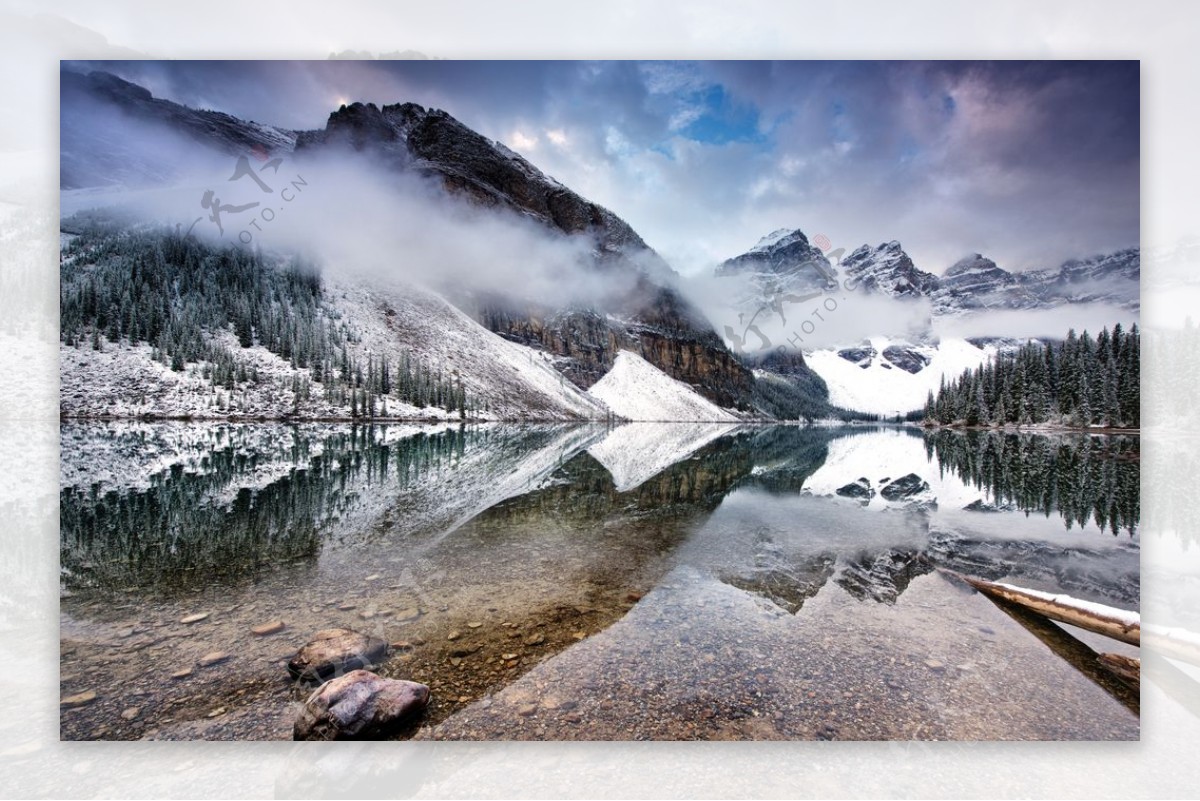 高山湖水雪景