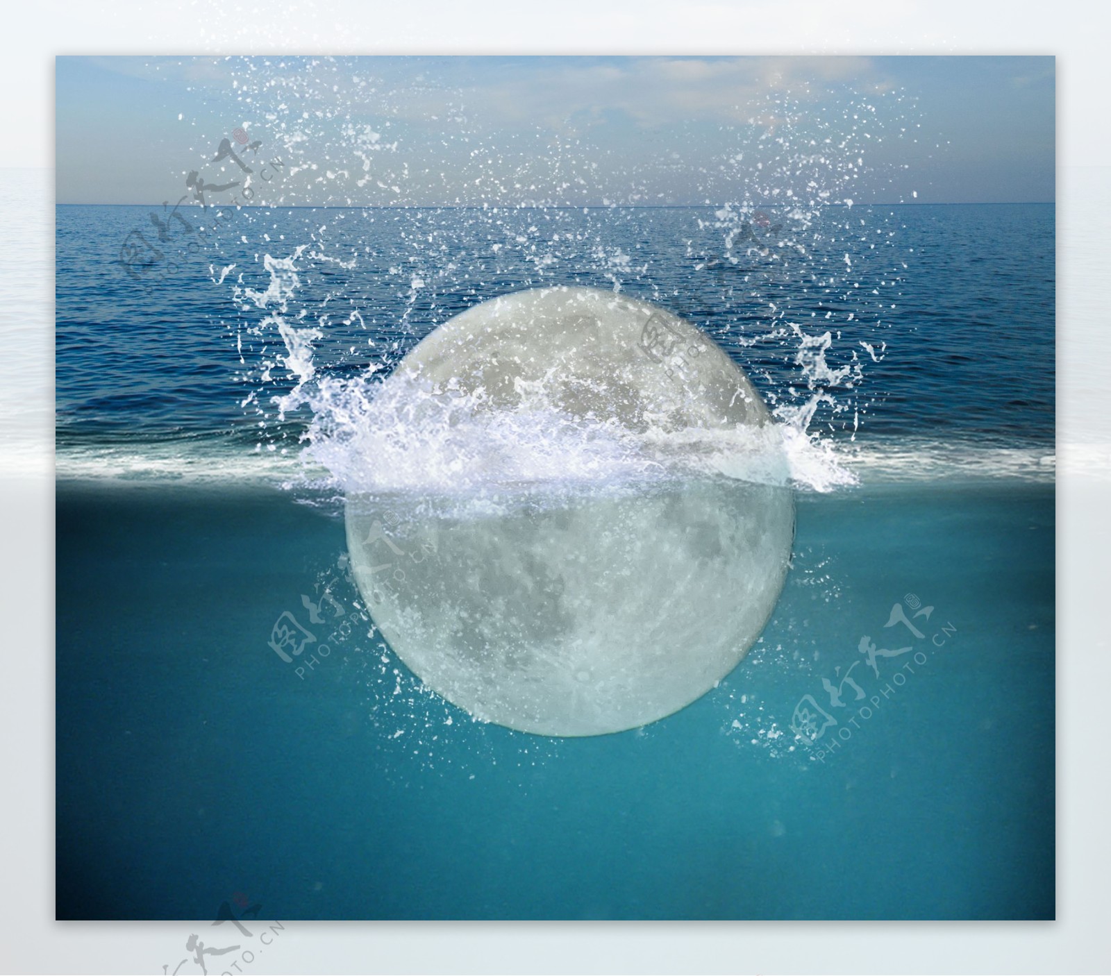 月亮掉进大海创意合成素材