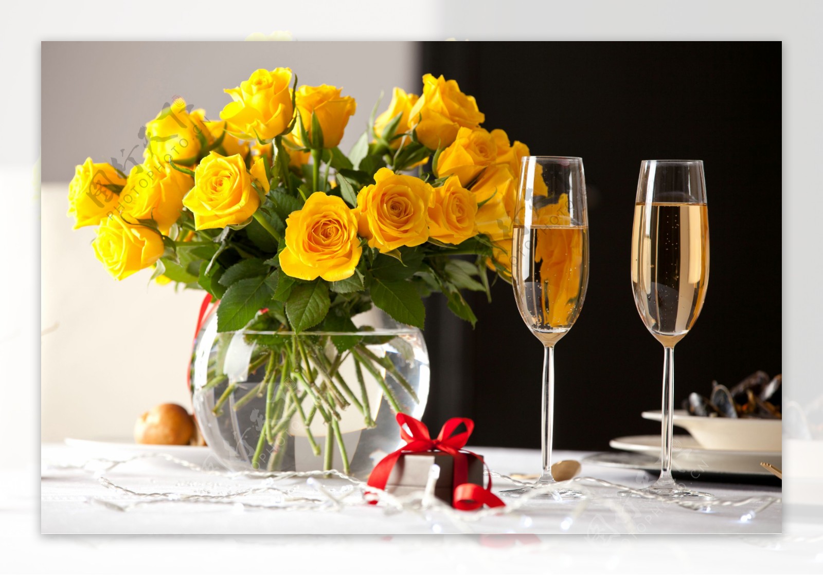 玫瑰香槟酒花瓶黄色酒杯礼物花卉