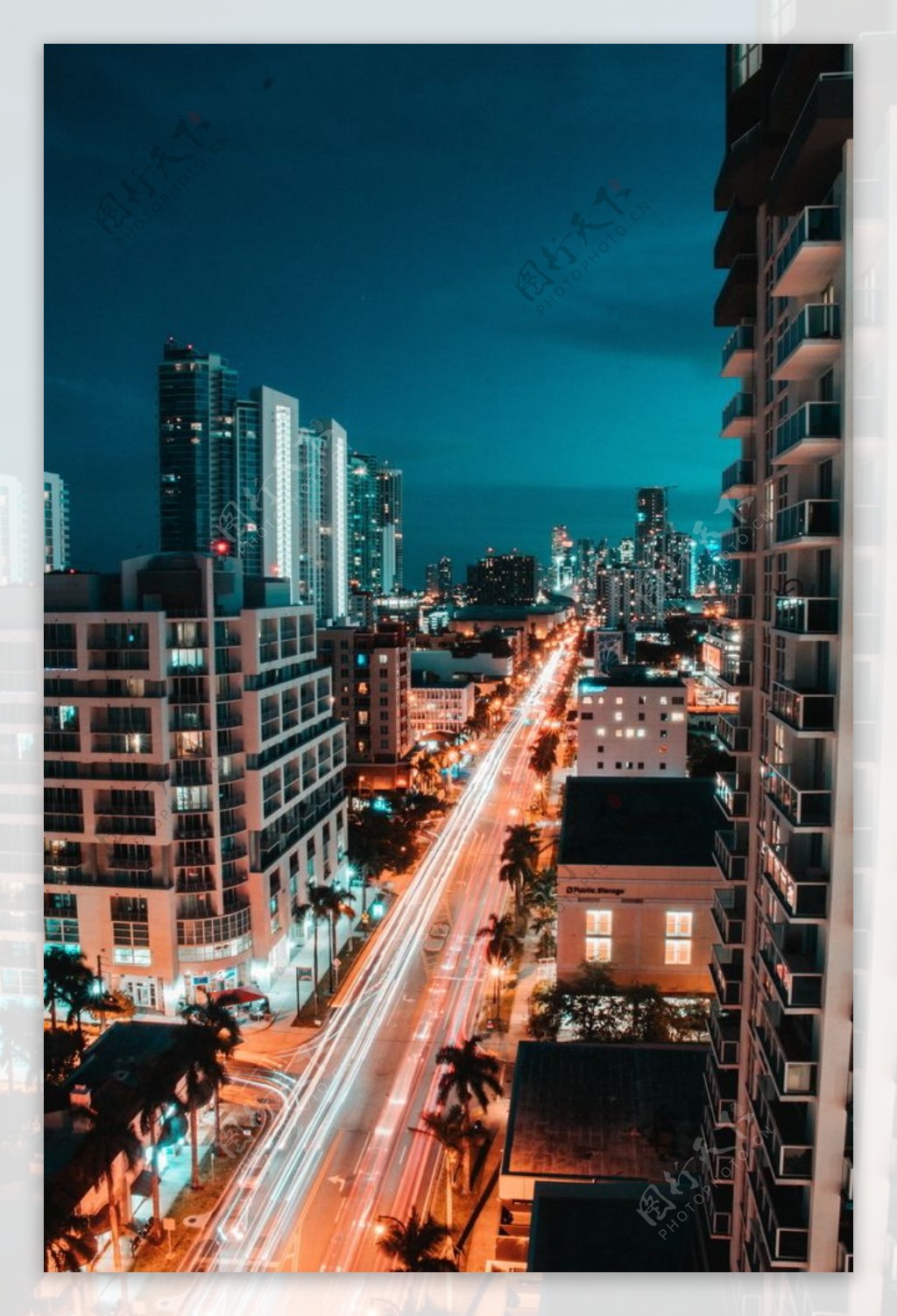 繁华城市夜晚街景图片.jpg