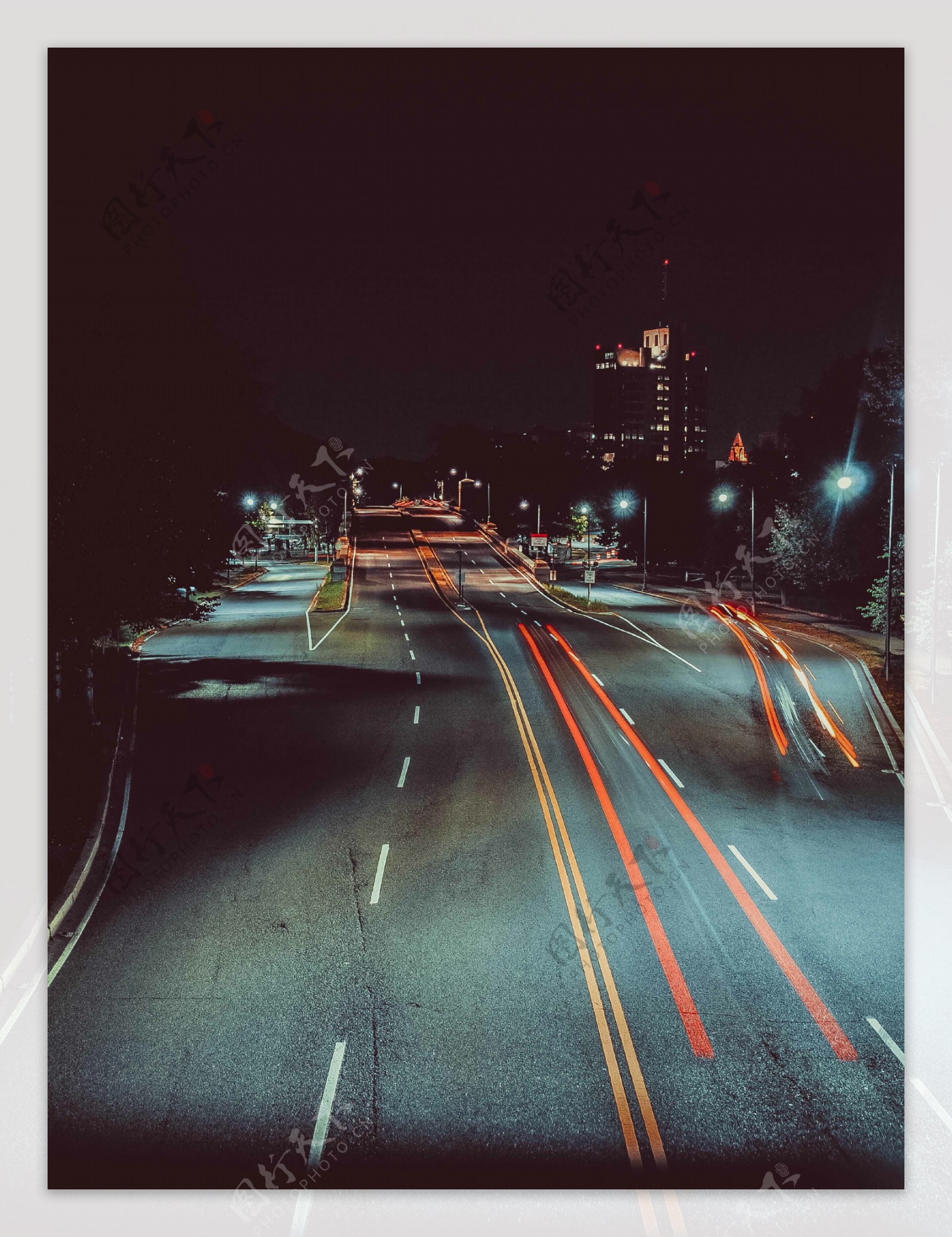 夜色下的城市道路风景