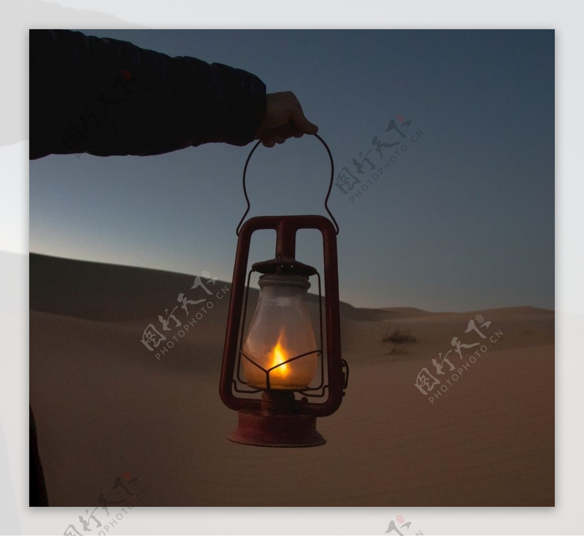 沙漠中的指路煤油灯