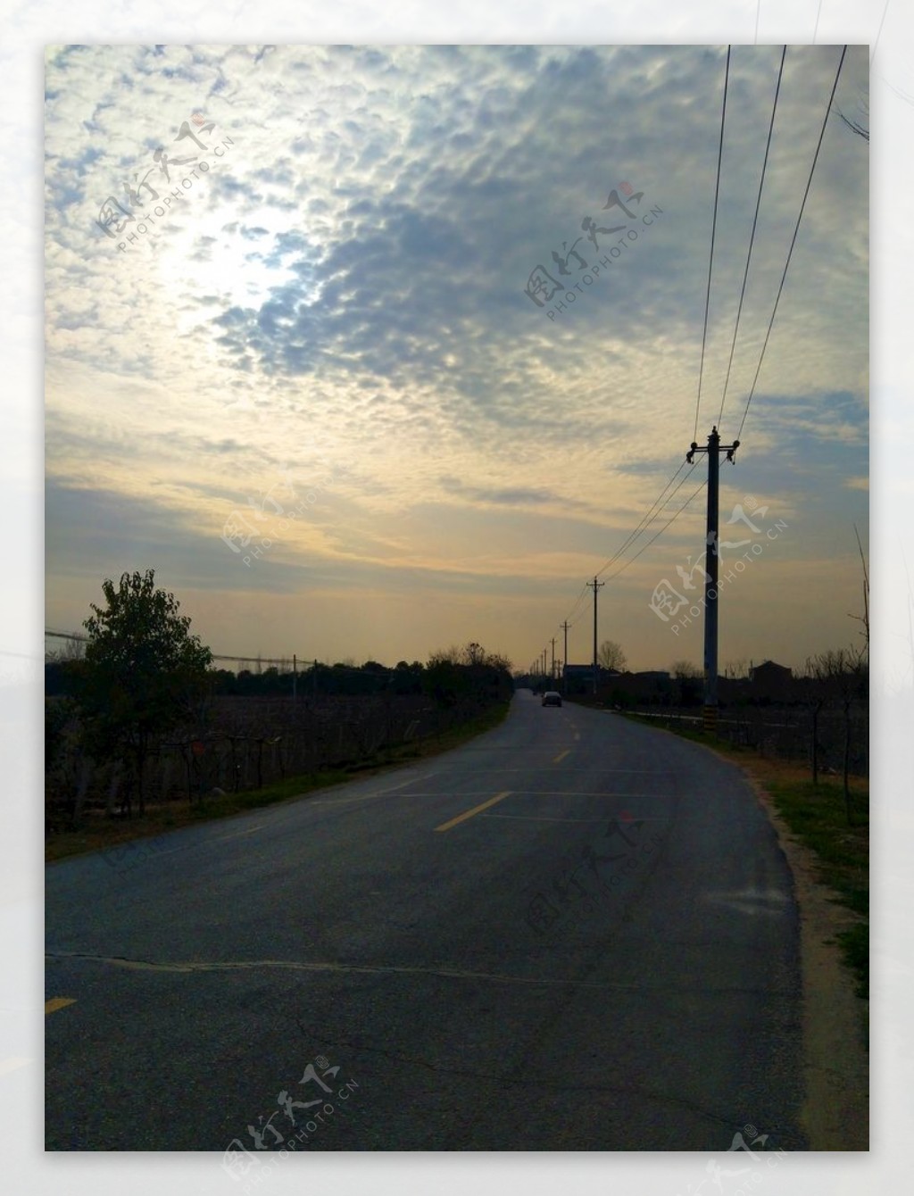 日暮下的乡村公路风景