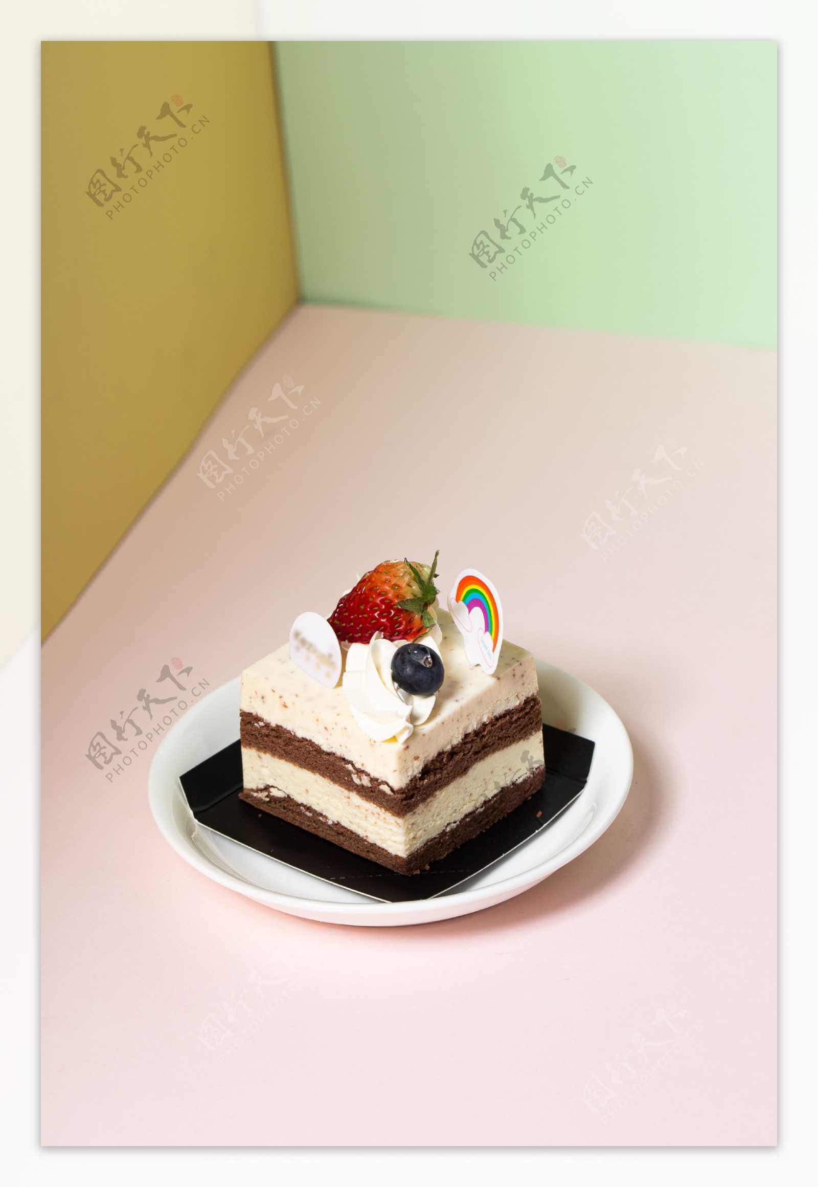 巧克力奶油夹心蛋糕实物图摄影图1