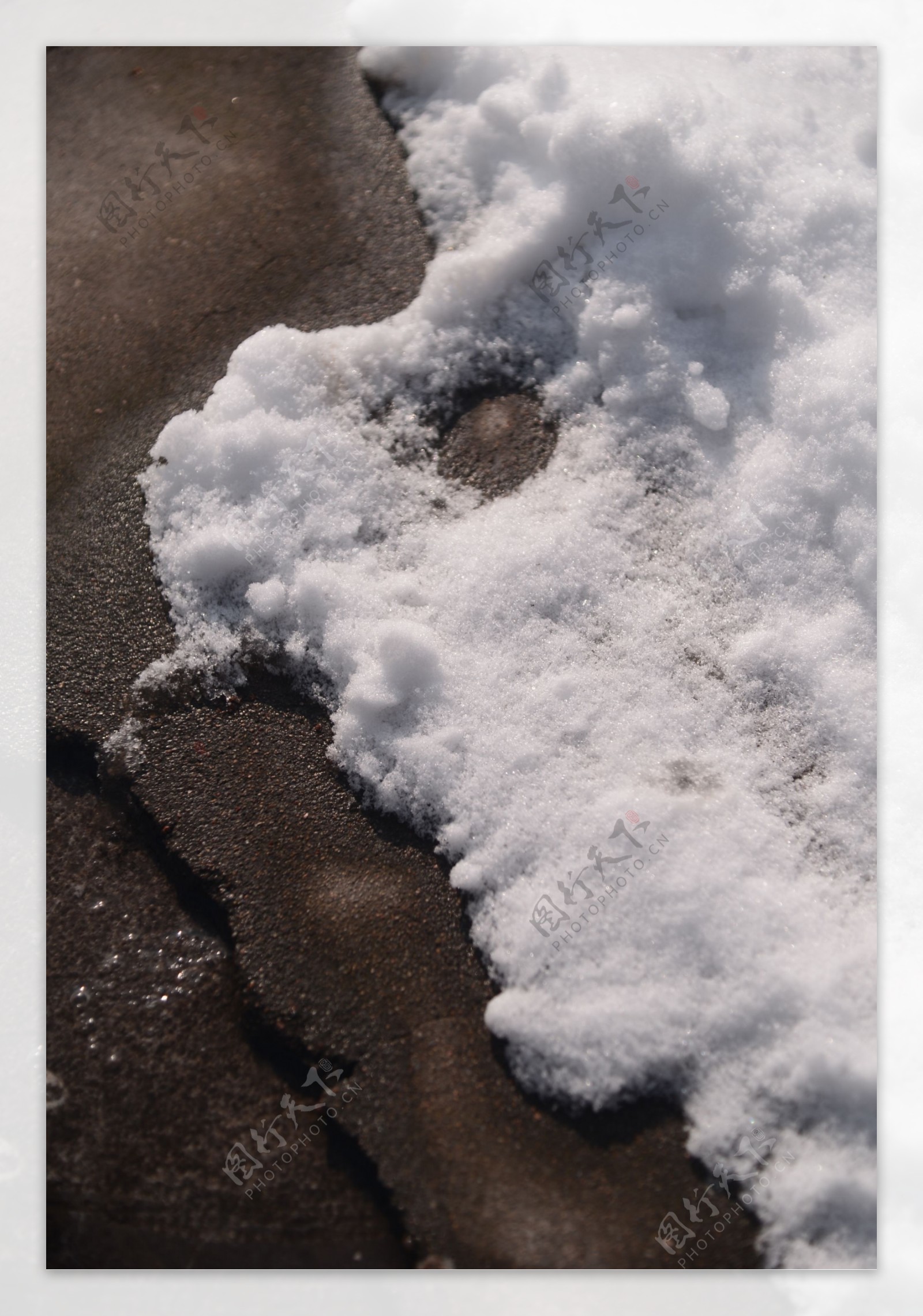 冬天拍摄地面结冰的雪