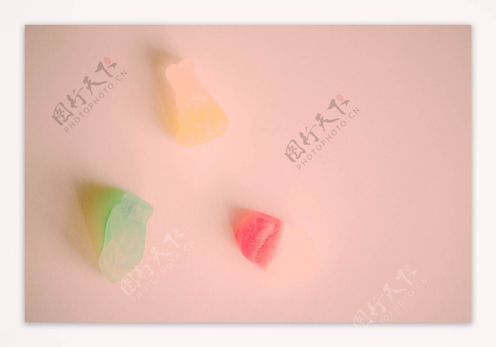 三色的糖果摆出幸福的方式