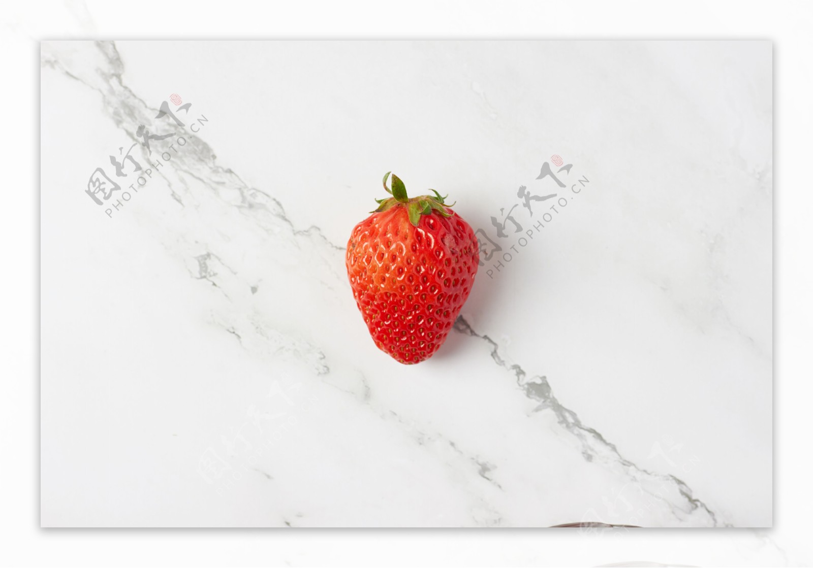 大理石背景和红色草莓