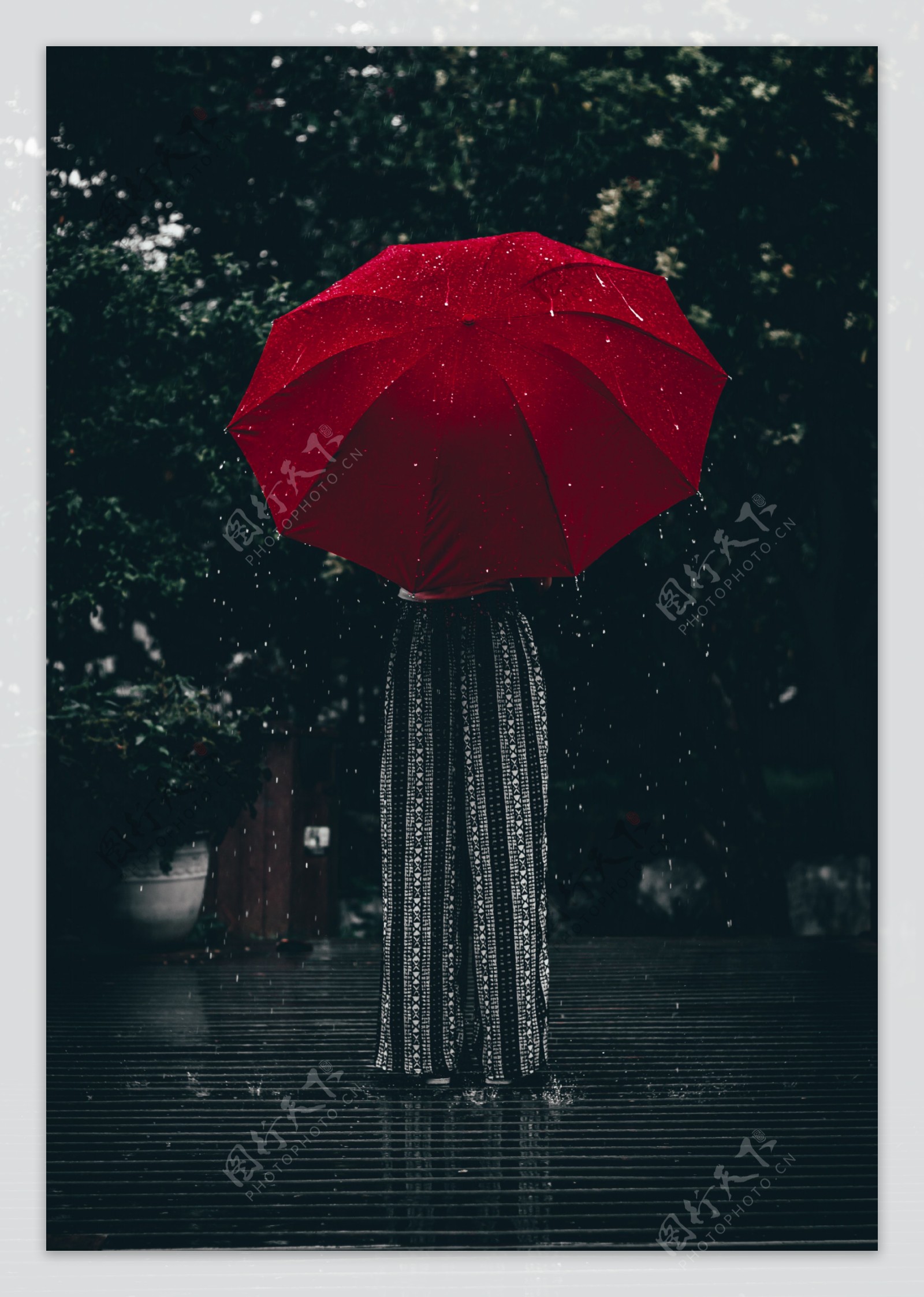 红伞女孩