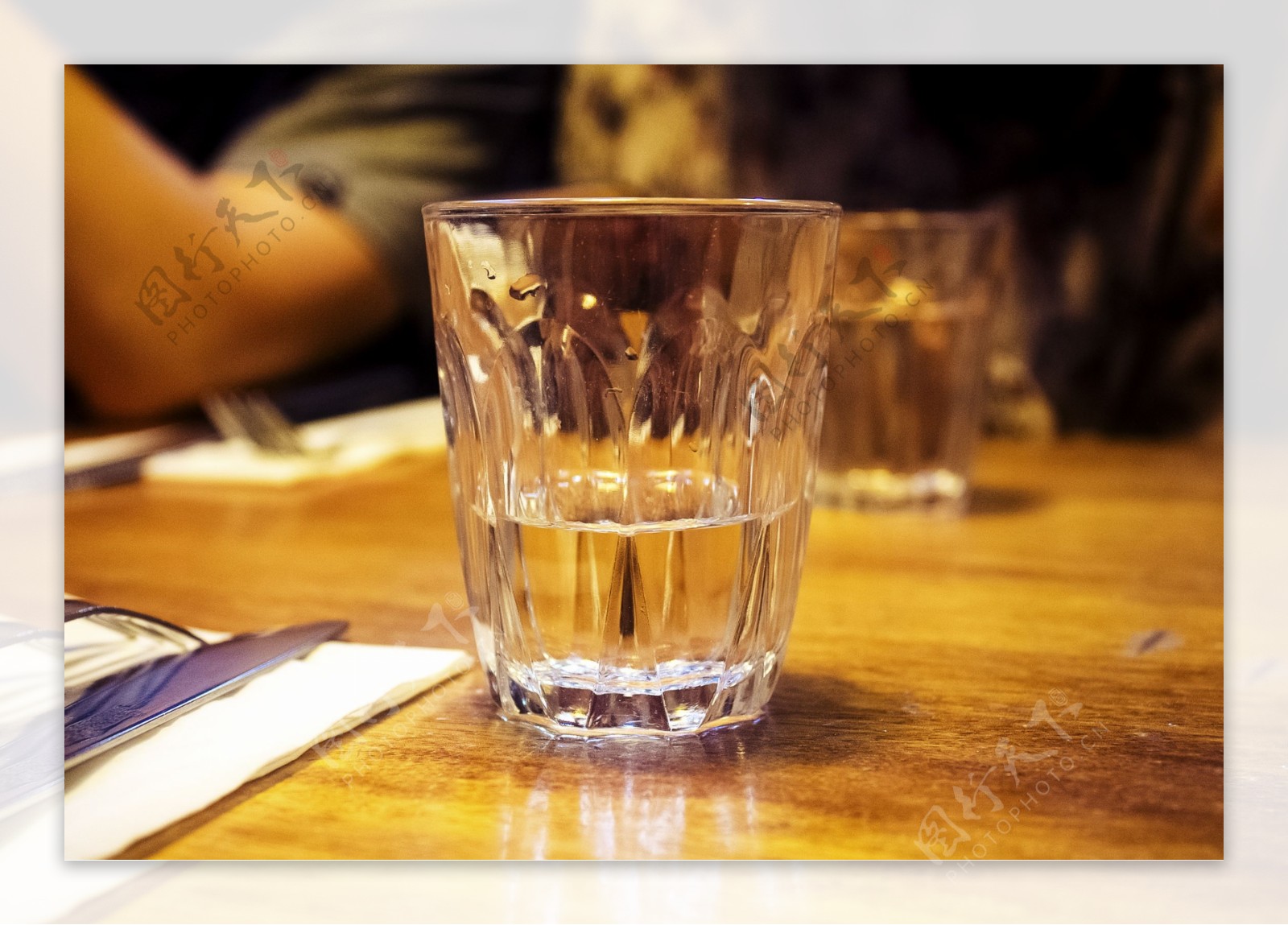 餐桌上的玻璃杯和水