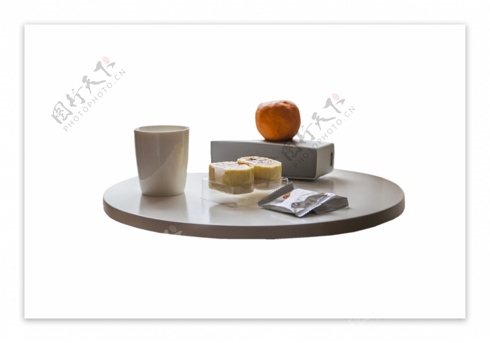 白色的圆桌子水杯橘子白色盒子蛋糕png素材