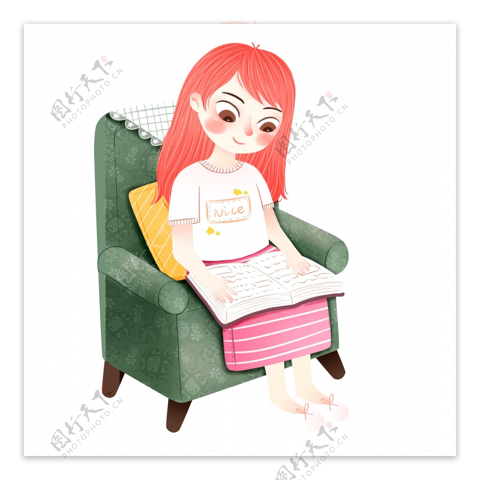 坐在沙发上看书的红发女孩