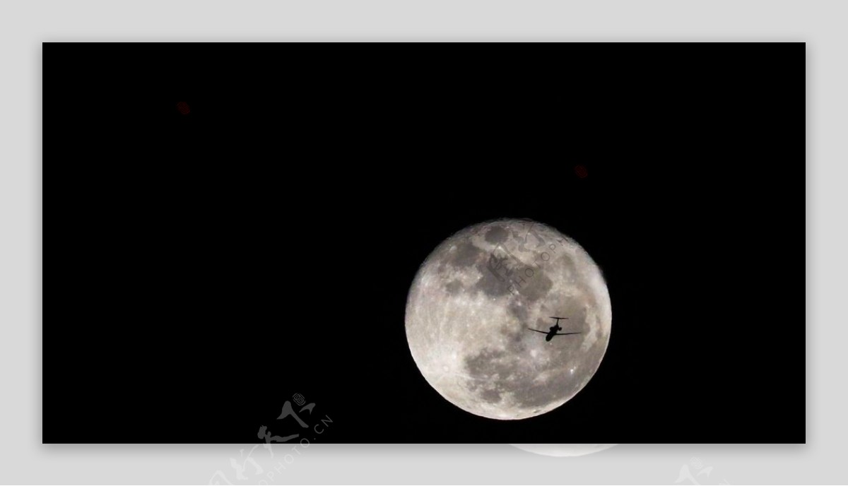 月光下的飞机