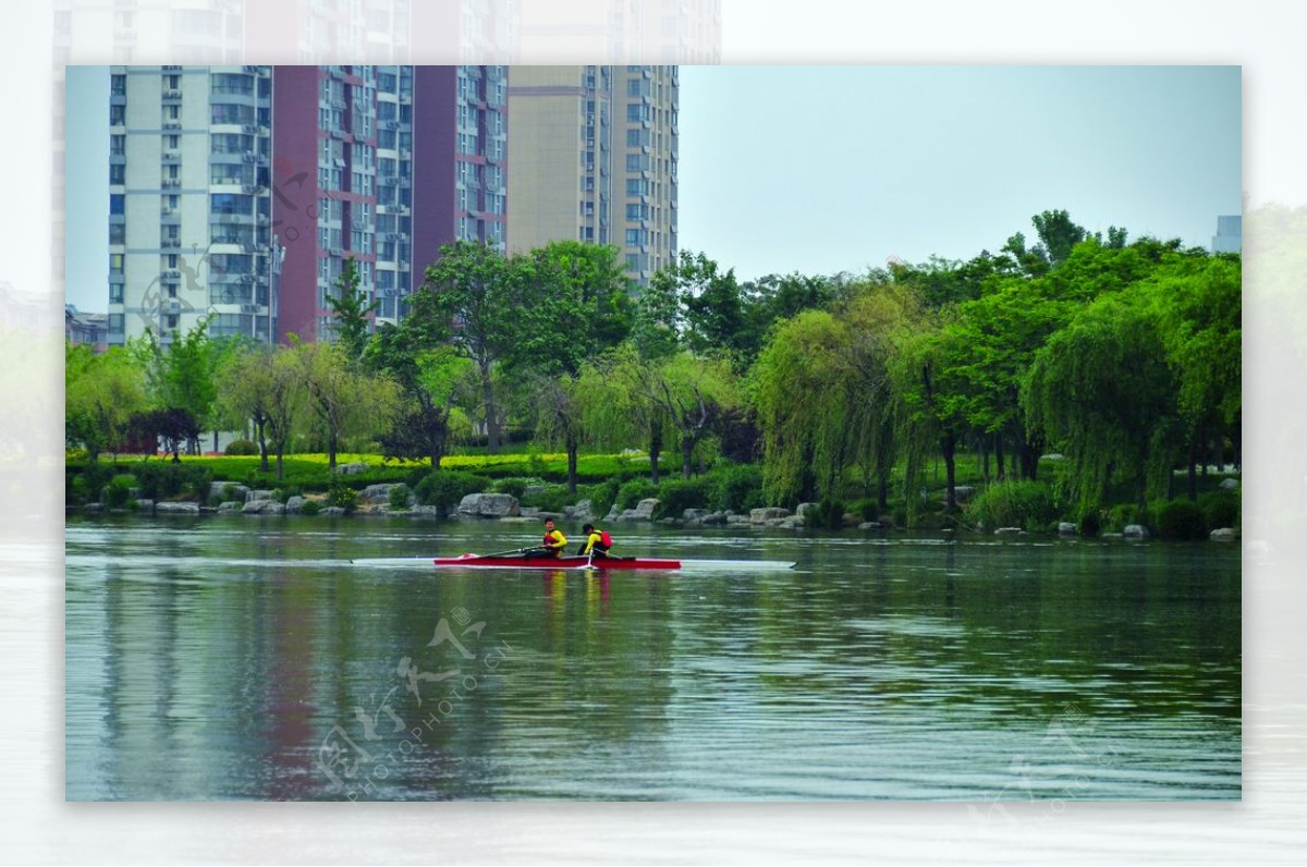 公园人工湖划艇