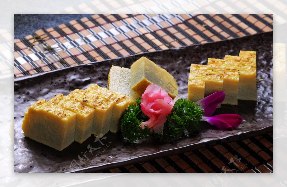 咸香可口的鸡蛋寿司，用剩米饭一卷就行，配上海苔香绝了 - 哔哩哔哩