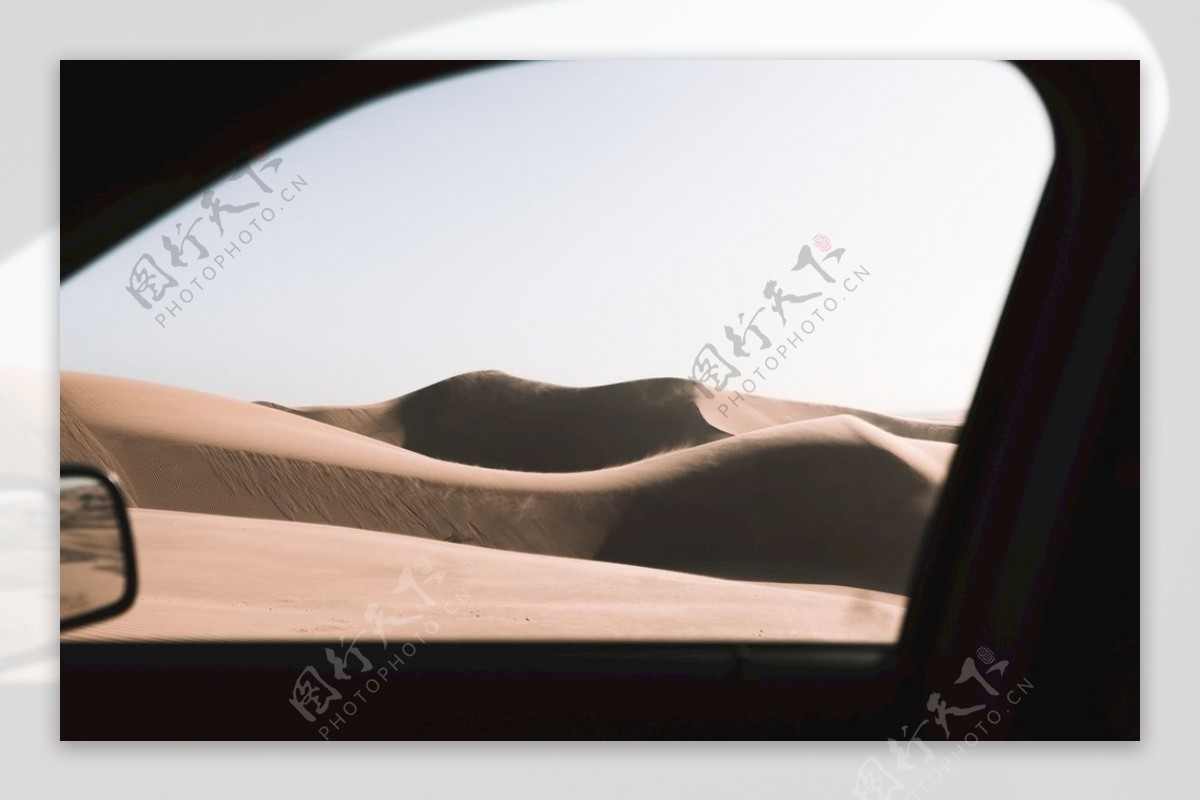车窗外的沙漠景色
