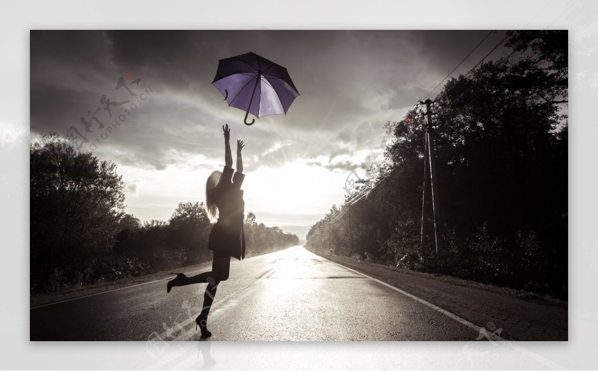 公路雨伞女人风景