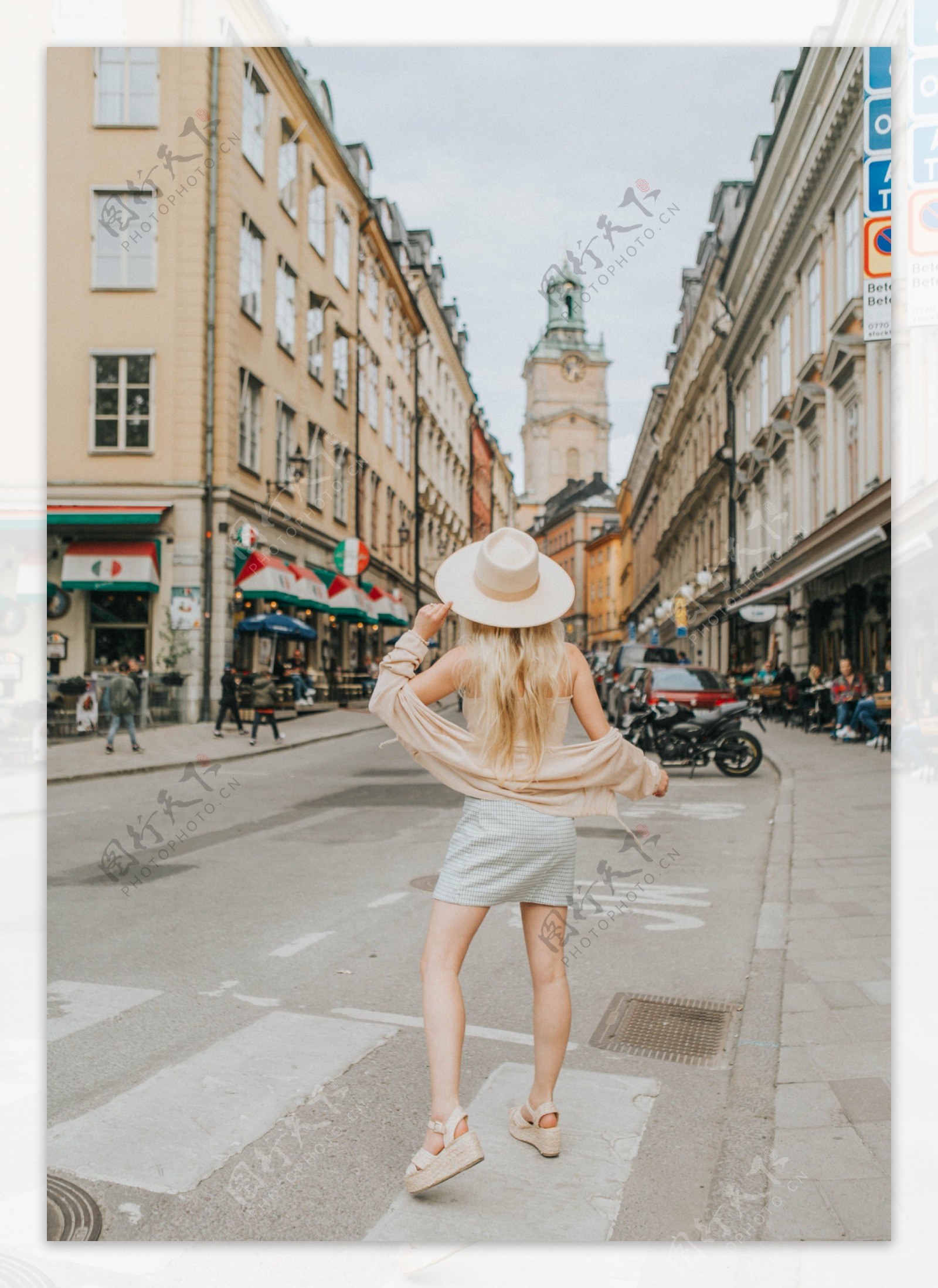 国外欧美街道上的短裙背影金发女