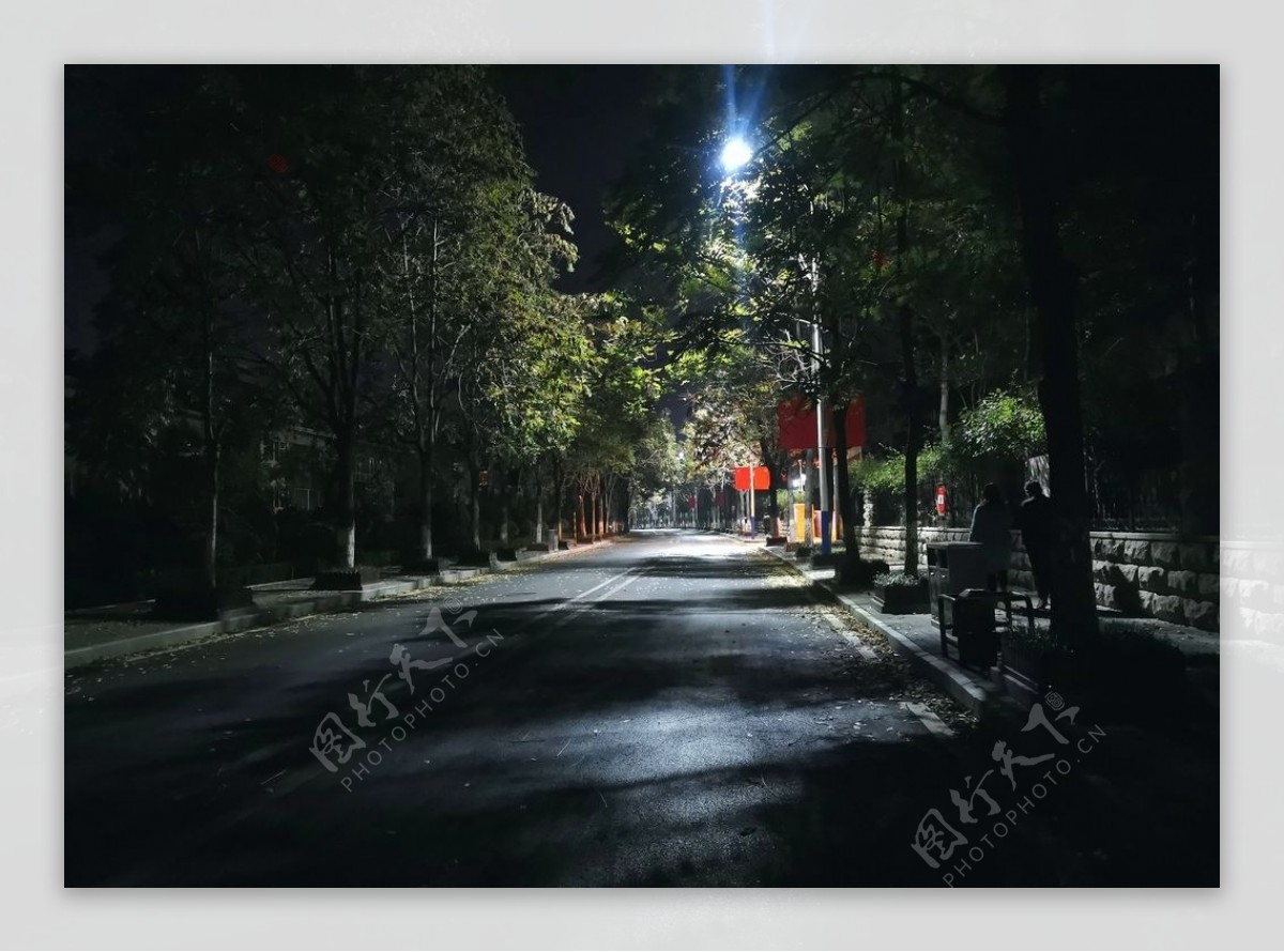 夜晚静谧的街道