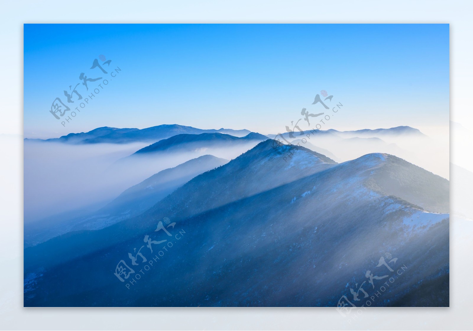 蓝天下的山峰